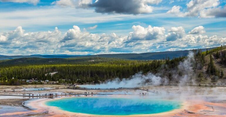 Yellowstone Hydrothermal Area Tour Experience