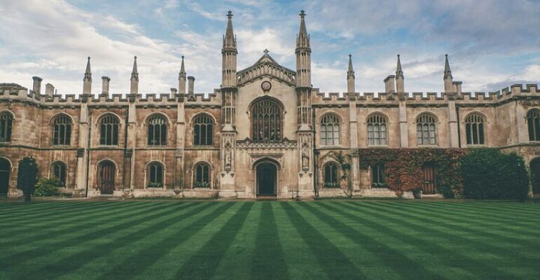 Cambridge Punting and Historic Landmarks Tour