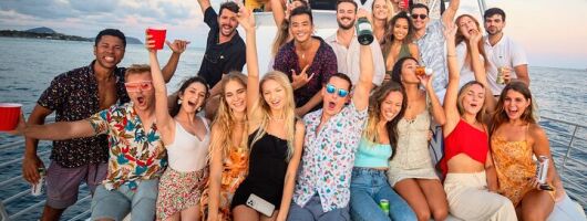 Waikiki Friday Fireworks Party Cruise with Live DJ & Full Bar