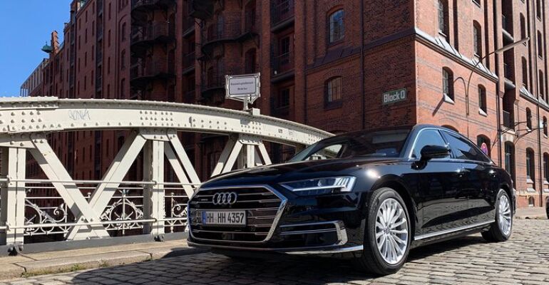 Hamburg Private Sightseeing Tour in Limousine