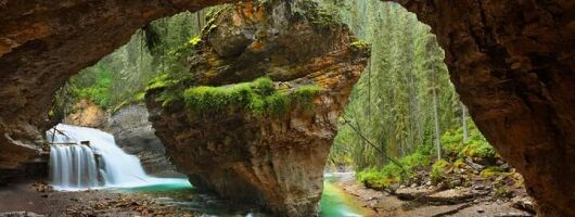 Private Tour to Johnson Canyon, Moraine, Lake Louise and Emerald 