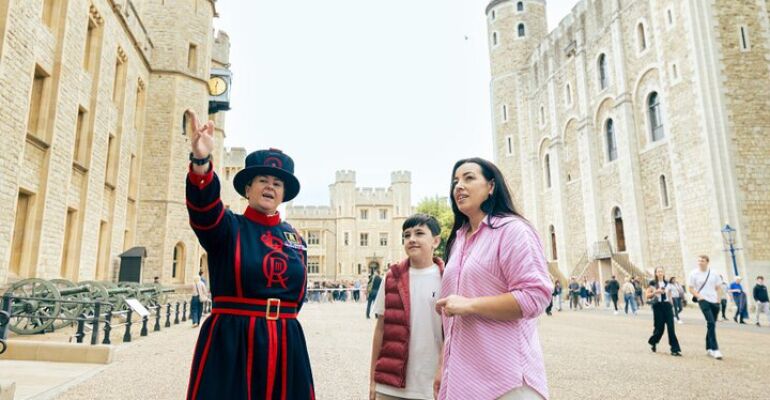 London Tower of History and Crown Jewels