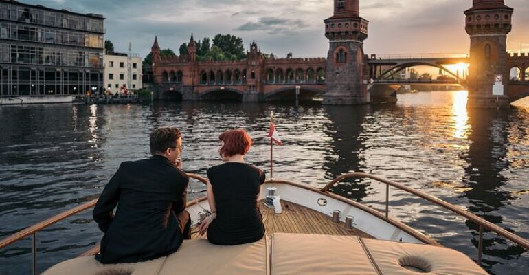 Berlin Evening Boat Dinner Experience
