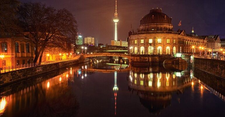 Berlin Christmas Boat Tour and Mulled Wine