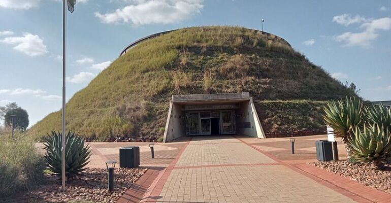 Soweto Apartheid Museum and Caves Exploration