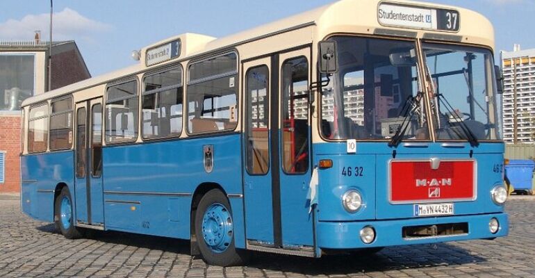 Munich Vintage Bus Tour with Drinks