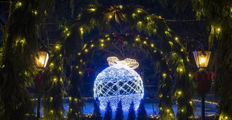 Victoria Christmas Lights and Gardens Tour