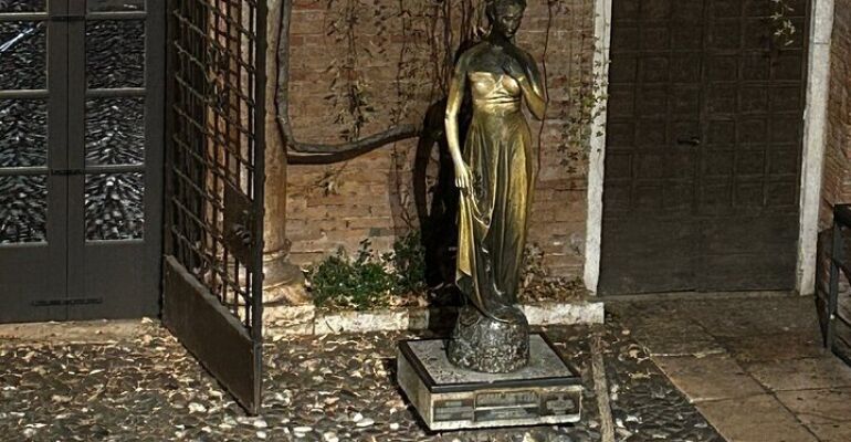 Verona Hidden Stories and Historical Tour