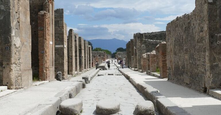 Pompeii and Naples Historical Sightseeing Tour