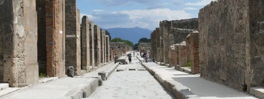 Private Pompeii & Naples by train from Rome