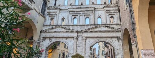Walking Tour in Verona: 9+ Landmarks with Live Guide