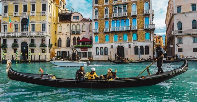 Venice Private Gondola Ride and Food Tour