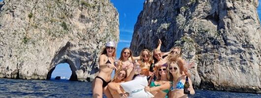 Capri: Scenic Boat Tour with Swimming, Limoncello and Snack 