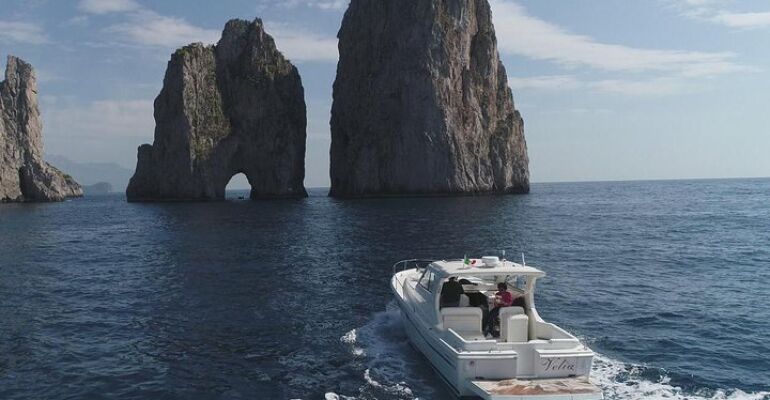 Capri Island Circumnavigation and Lunch Tour