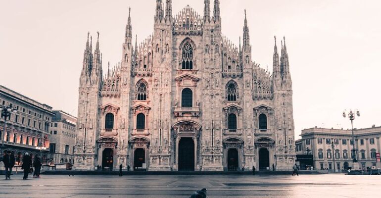 Milan Iconic Landmarks and Aperitif Tour