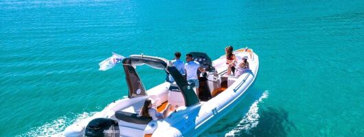 Cagliari Gulf Boat Tour; Swim stops, Snorkeling, Sip & Snacks