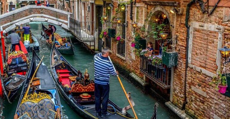Venice Architectural and Gondola Tour Experience