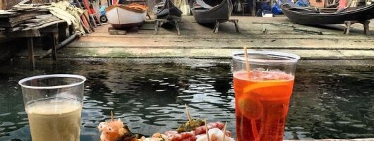 Drink eat and walk in Venice