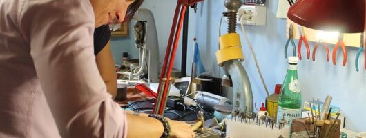 The fascinating birth of a jewel in a historic laboratory in Milan