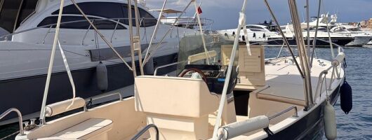 Private Boat Tour of Capri by Gozzo Swim Caves and Relax