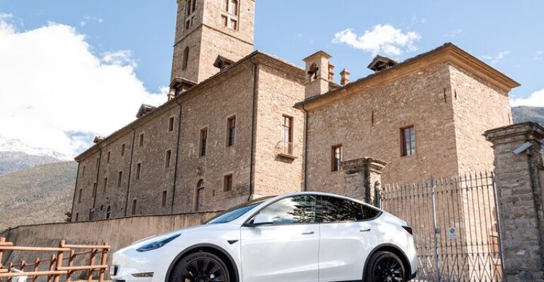 Como Tesla Model Y Long Range Rental