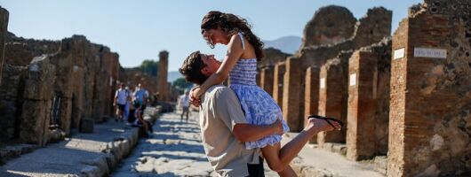 Private Photo Shoot in Pompeii with a Local Photographer