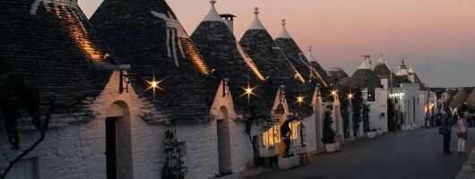 Private Tour in 2 towns by Night: Alberobello & Polignano a mare.