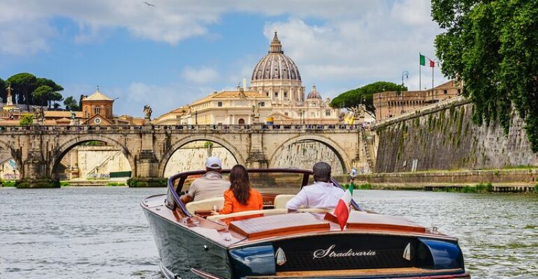 Rome Private River Cruise Photoshoot Experience