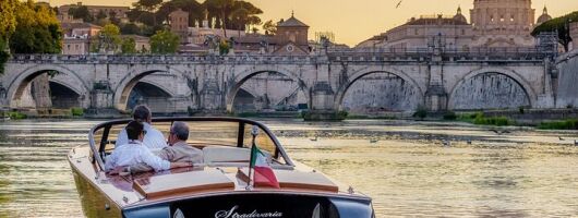 Private Guided History River Tour on a Luxury Boat 