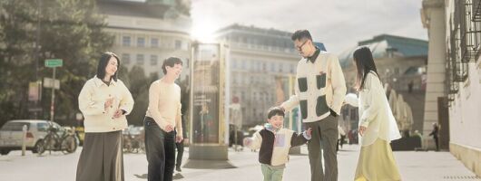 Families sightseeing photo shoot Prague