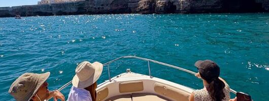 Private boat tour in Polignano among caves, swimming and aperitif