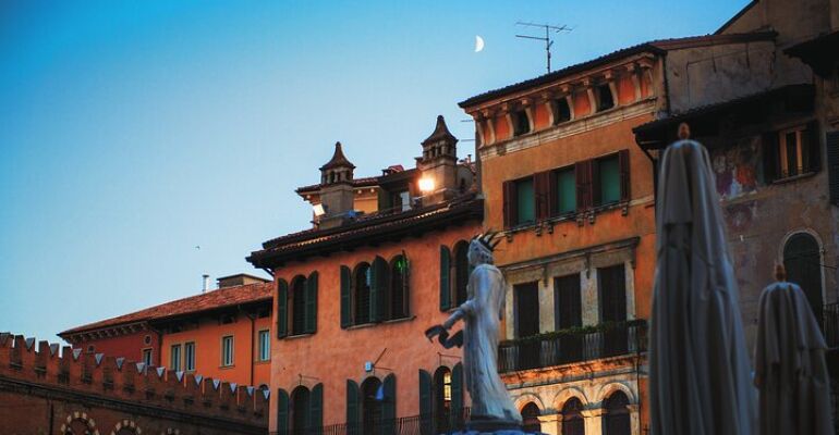 Verona Evening Cultural Food and Sightseeing Tour