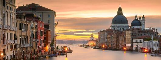 Private Gondola with Serenade for a Romantic Night in Venice